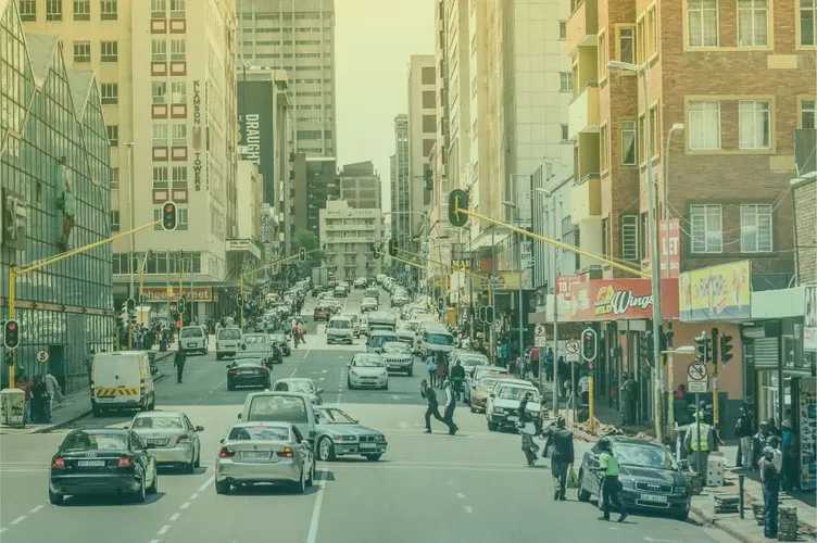 Linksrijden op een drukke weg in Johannesburg